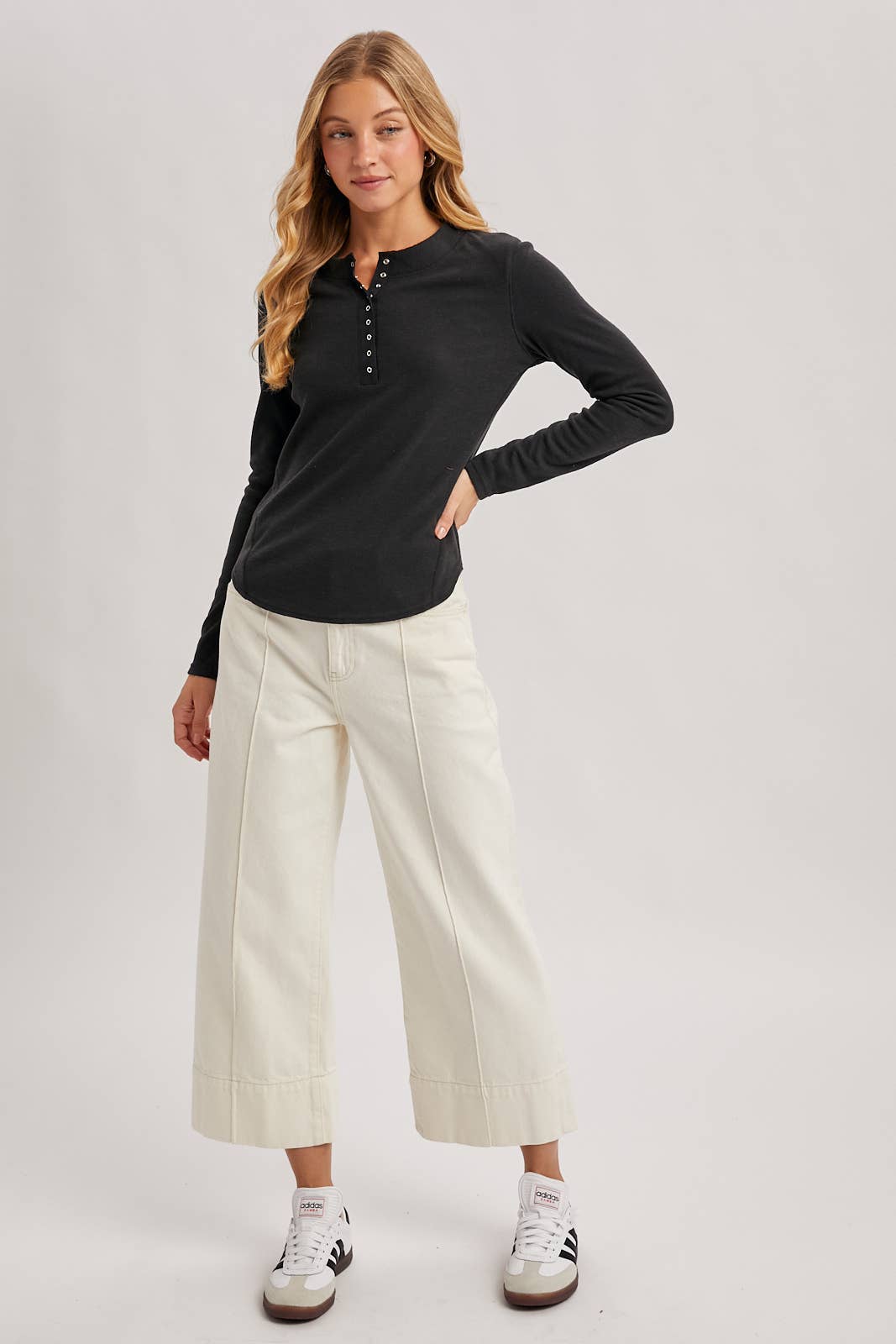 HENLEY SNAP BUTTON FRONT DOLPHIN HEM KNIT TOP