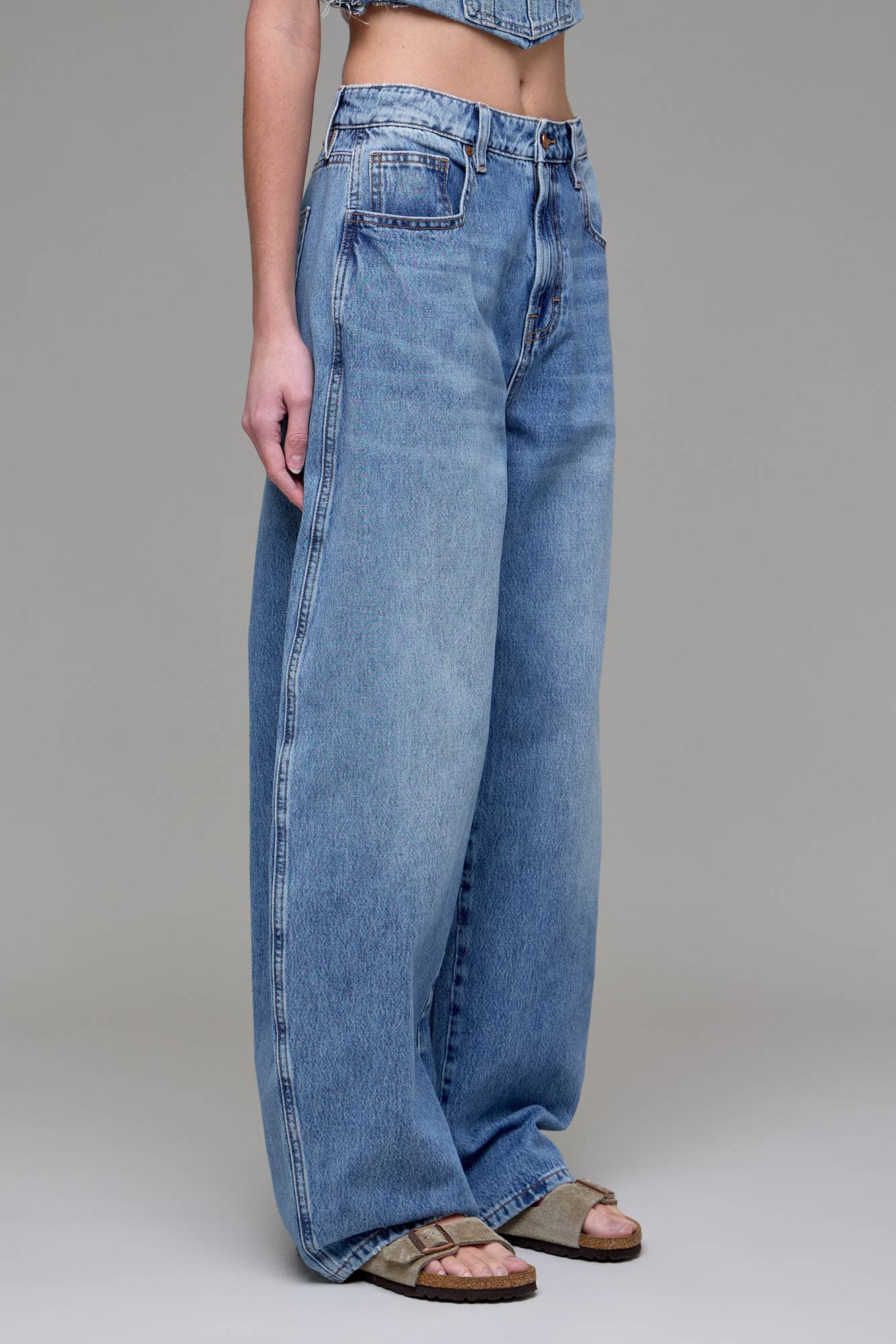 Medium Wash Clean Classic Barrel Jean
