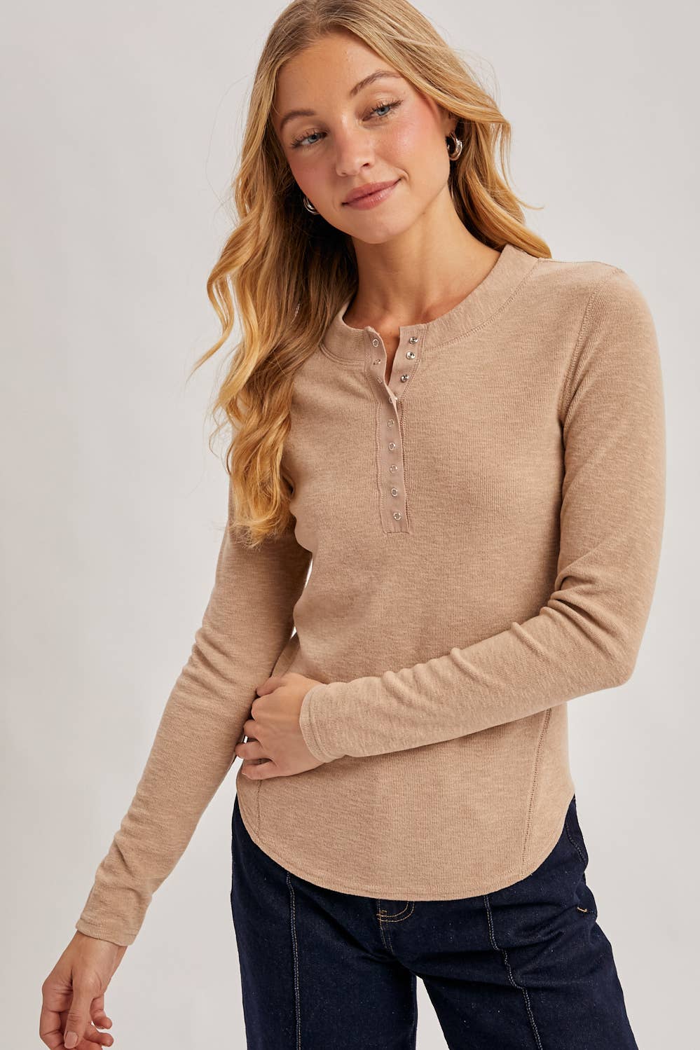 HENLEY SNAP BUTTON FRONT DOLPHIN HEM KNIT TOP