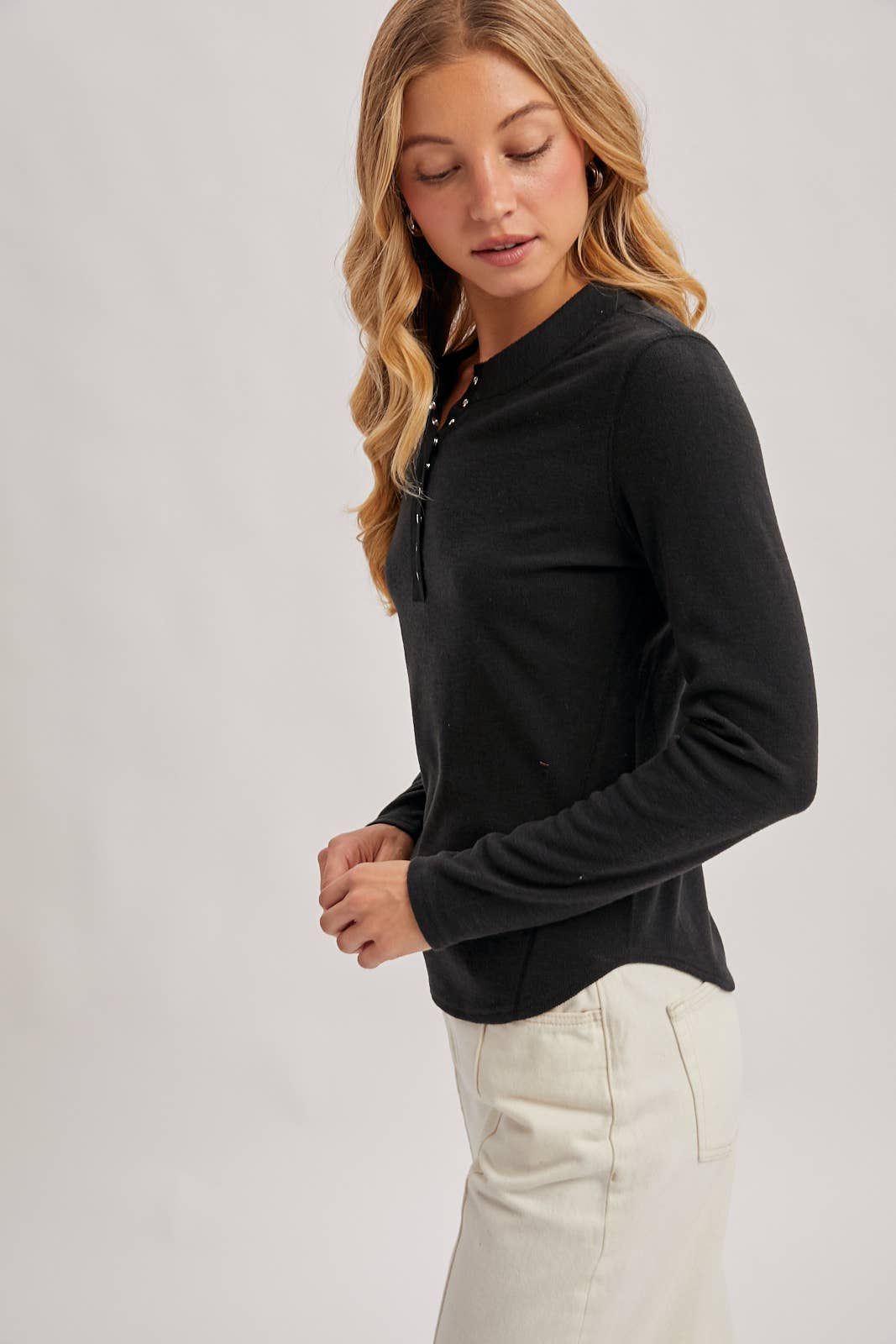 HENLEY SNAP BUTTON FRONT DOLPHIN HEM KNIT TOP