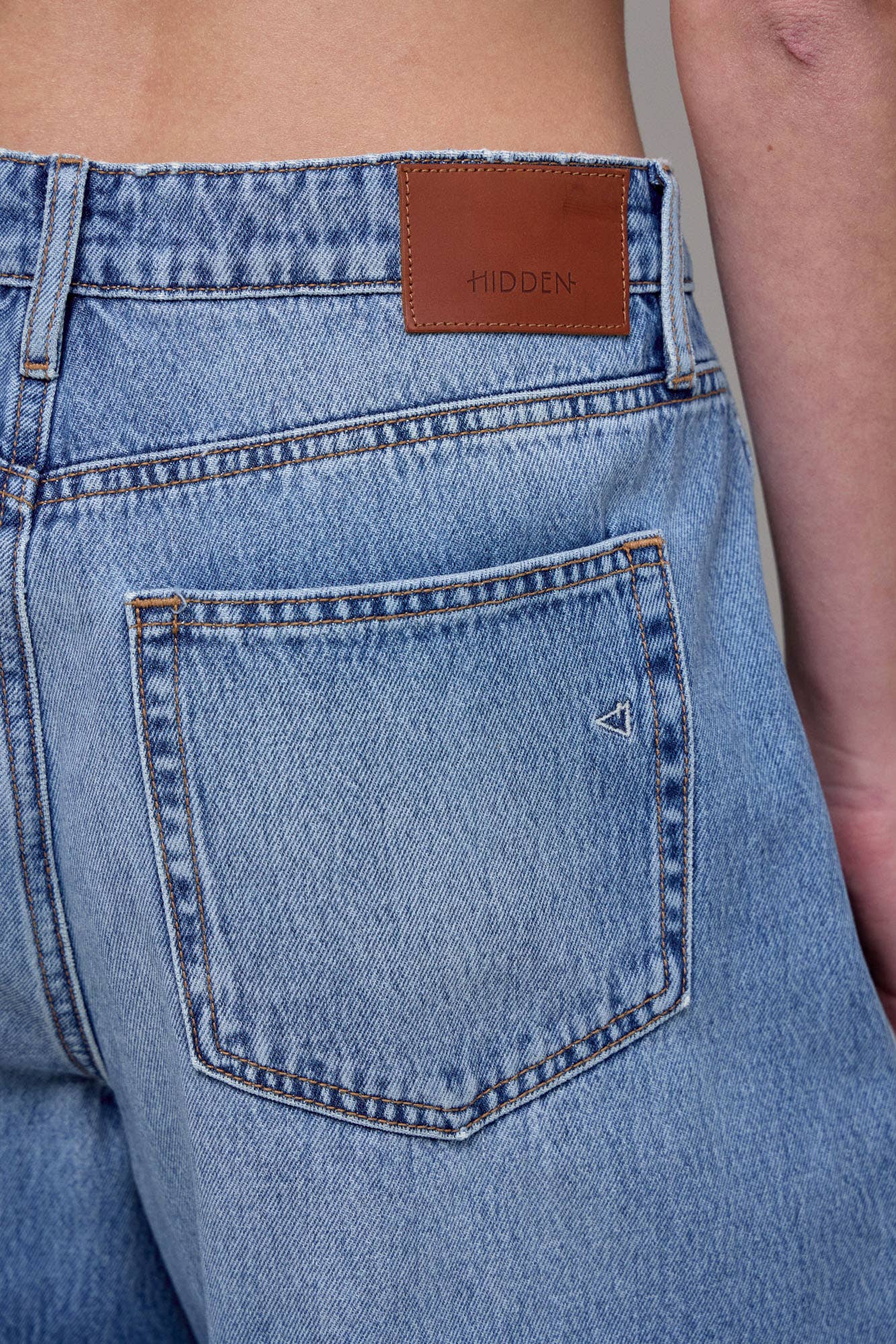 Medium Wash Clean Classic Barrel Jean