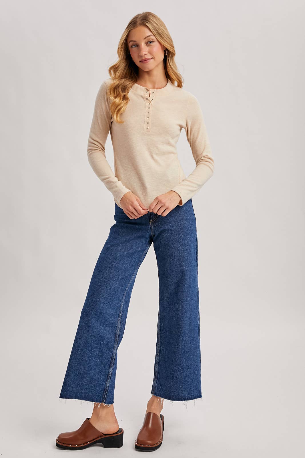 HENLEY SNAP BUTTON FRONT DOLPHIN HEM KNIT TOP