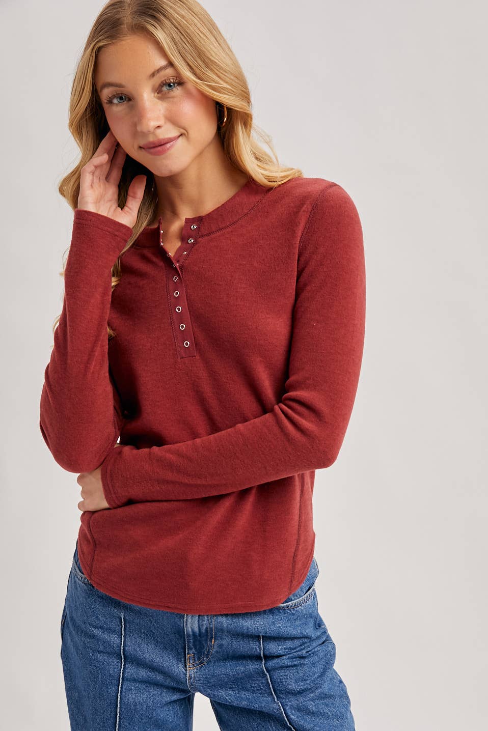 HENLEY SNAP BUTTON FRONT DOLPHIN HEM KNIT TOP