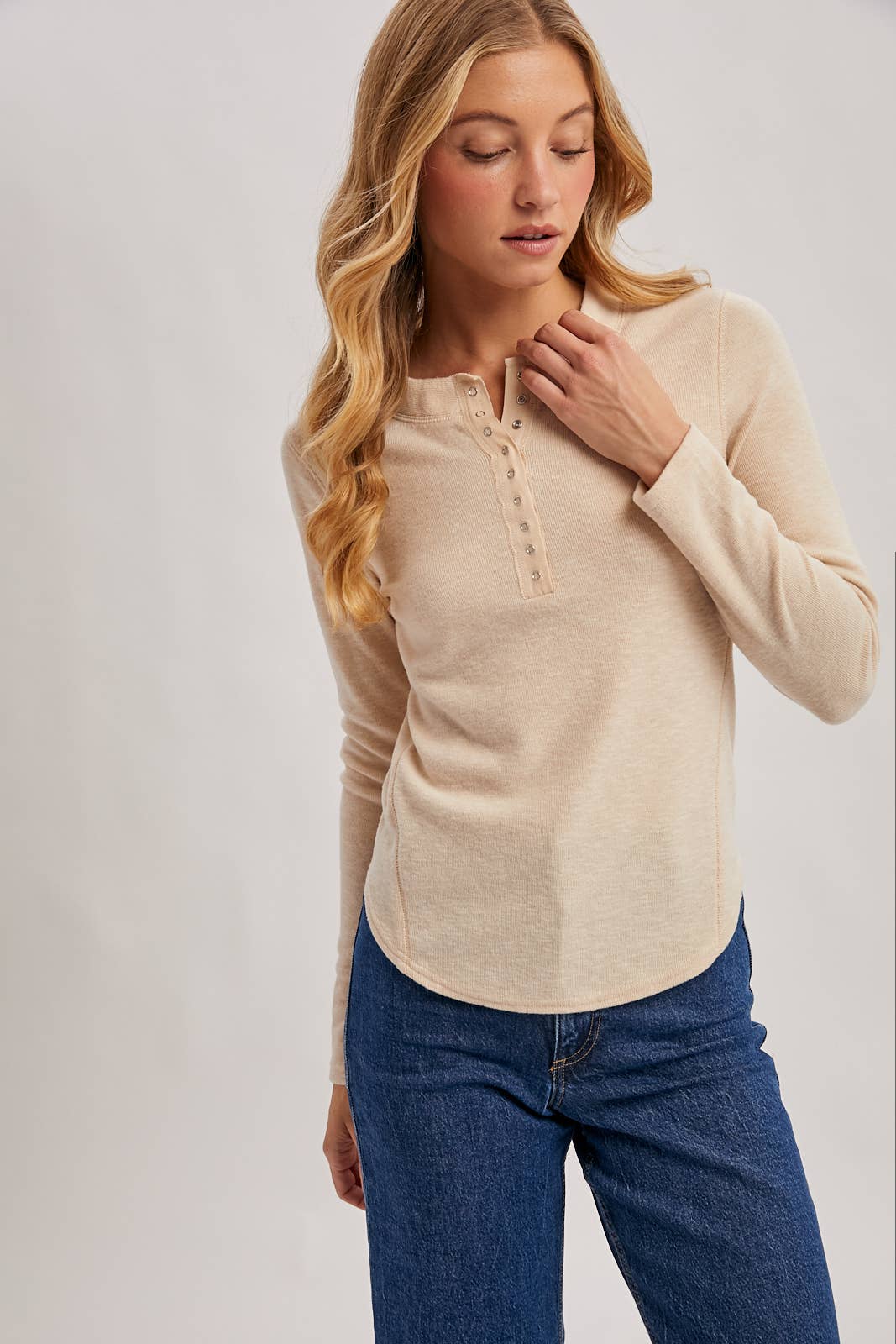 HENLEY SNAP BUTTON FRONT DOLPHIN HEM KNIT TOP