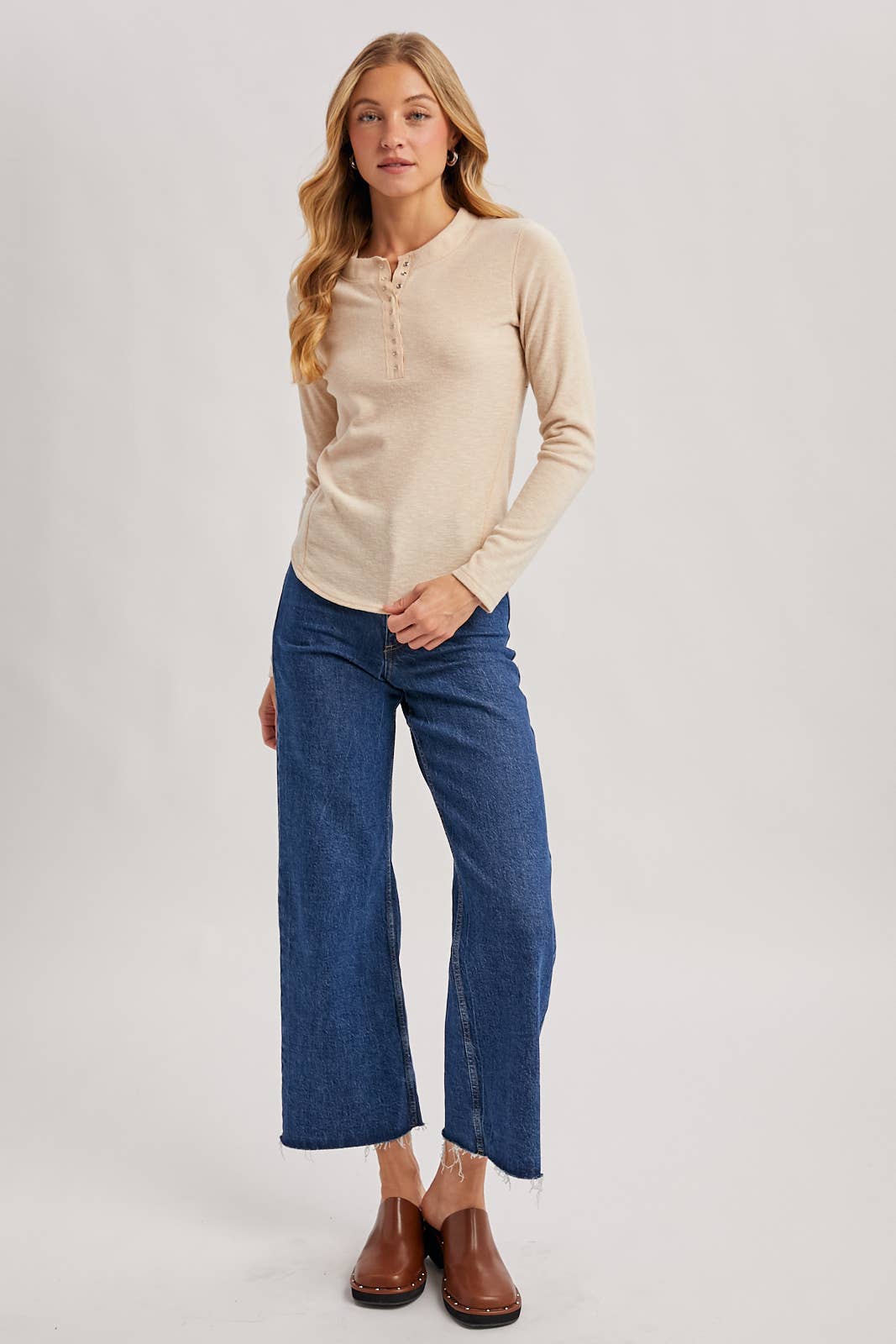 HENLEY SNAP BUTTON FRONT DOLPHIN HEM KNIT TOP