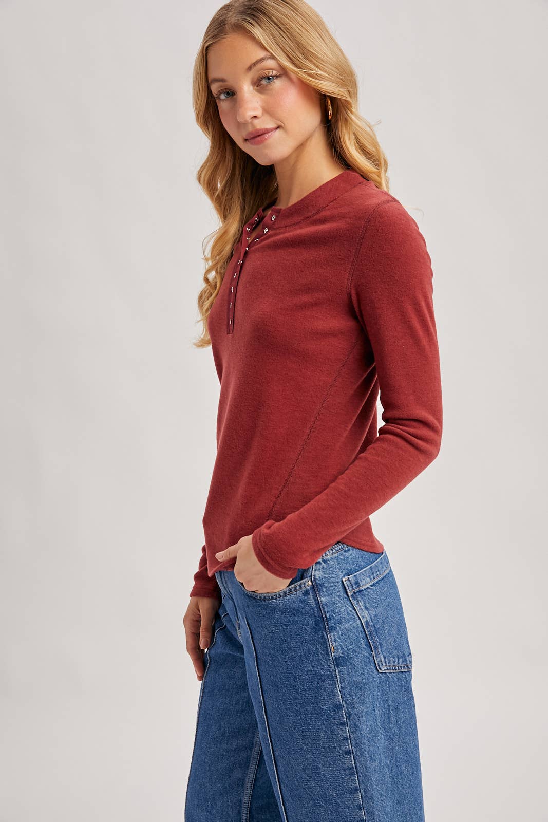 HENLEY SNAP BUTTON FRONT DOLPHIN HEM KNIT TOP